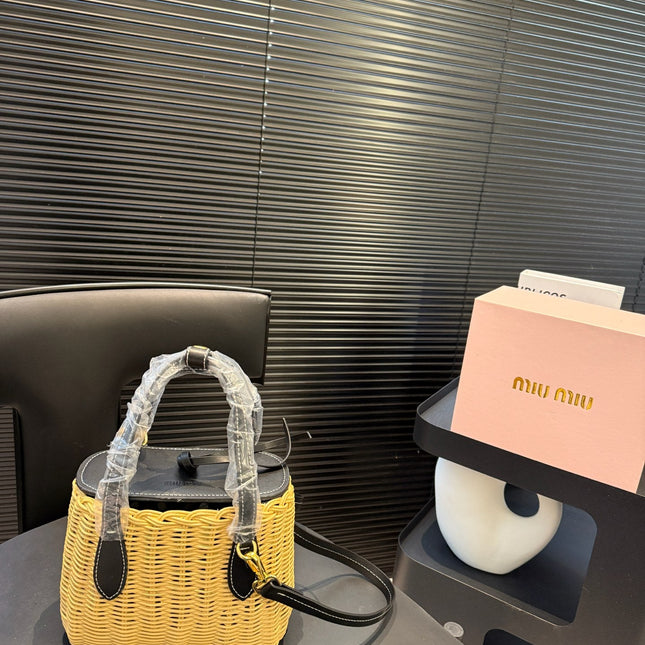 BASKET BAG 18 IN BROWN BEIGE WICKER AND BLACK CALFSKIN TRIM