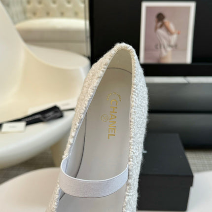 CC MARY JANE IN WHITE TWEED AND BLACK SATIN