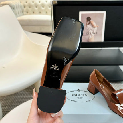 SQUARE TOE PUMPS IN CHOCOLATE GLOSSY CALFSKIN ATTACHED BOW