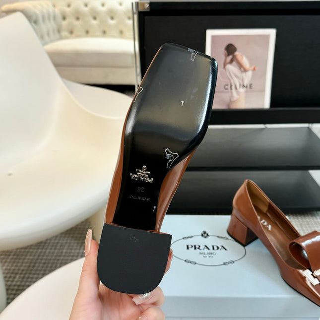 SQUARE TOE PUMPS IN CHOCOLATE GLOSSY CALFSKIN ATTACHED BOW