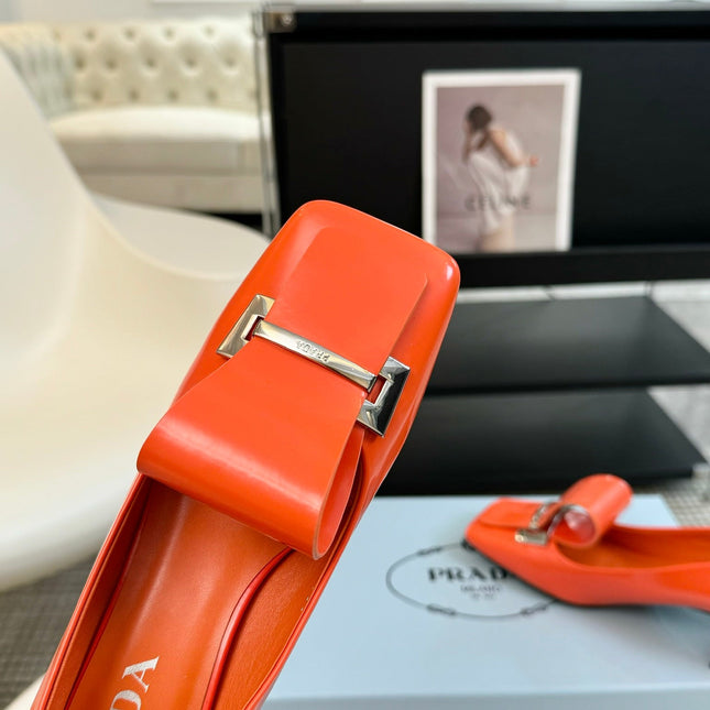 SQUARE TOE PUMPS IN INTERNATIONAL ORANGE GLOSSY CALFSKIN ATTACHED BOW