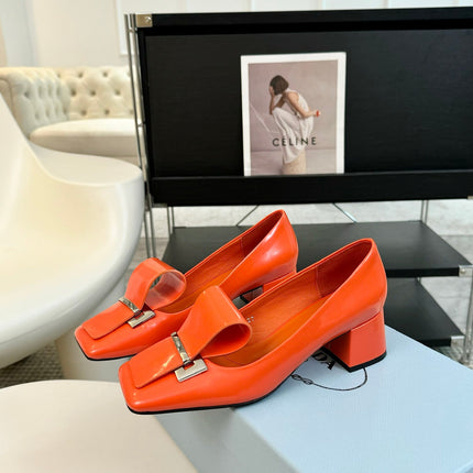 SQUARE TOE PUMPS IN INTERNATIONAL ORANGE GLOSSY CALFSKIN ATTACHED BOW