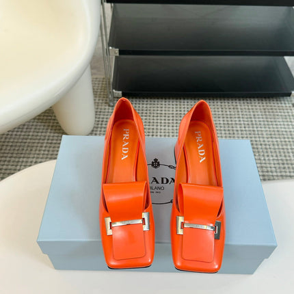 SQUARE TOE PUMPS IN INTERNATIONAL ORANGE GLOSSY CALFSKIN ATTACHED BOW