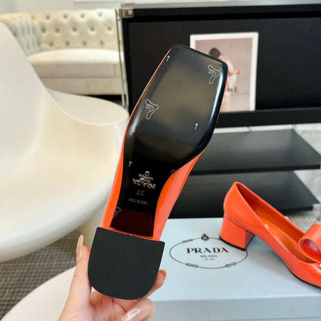 SQUARE TOE PUMPS IN INTERNATIONAL ORANGE GLOSSY CALFSKIN ATTACHED BOW