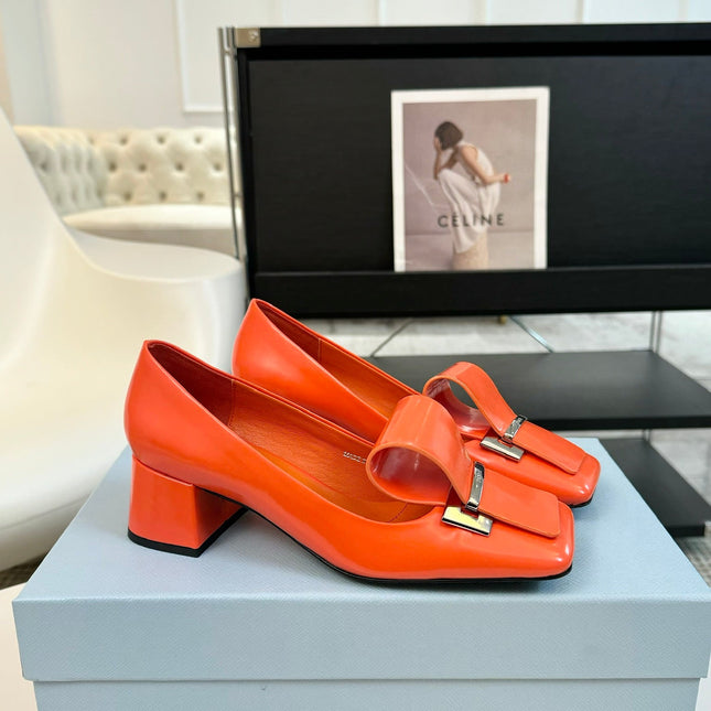 SQUARE TOE PUMPS IN INTERNATIONAL ORANGE GLOSSY CALFSKIN ATTACHED BOW