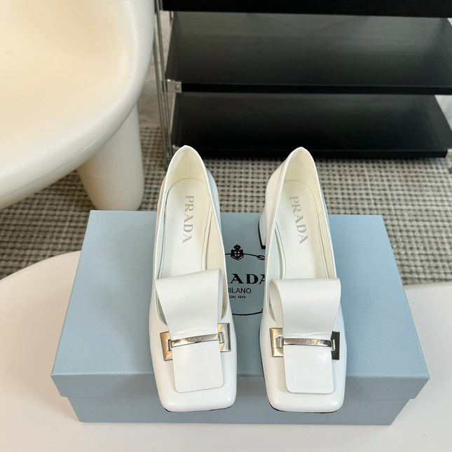 SQUARE TOE PUMPS IN WHITE GLOSSY CALFSKIN ATTACHED BOW