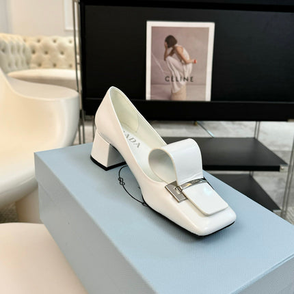 SQUARE TOE PUMPS IN WHITE GLOSSY CALFSKIN ATTACHED BOW