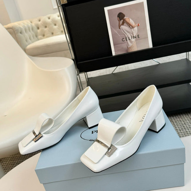 SQUARE TOE PUMPS IN WHITE GLOSSY CALFSKIN ATTACHED BOW