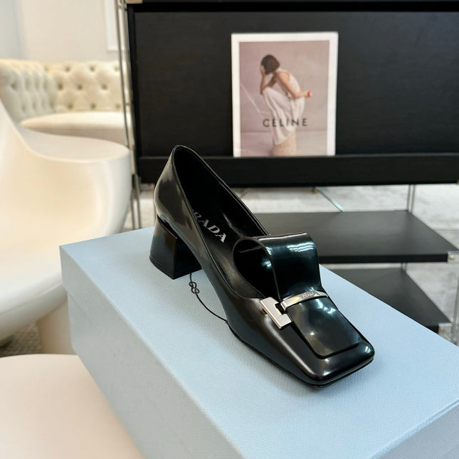 SQUARE TOE PUMPS IN BLACK GLOSSY CALFSKIN ATTACHED BOW