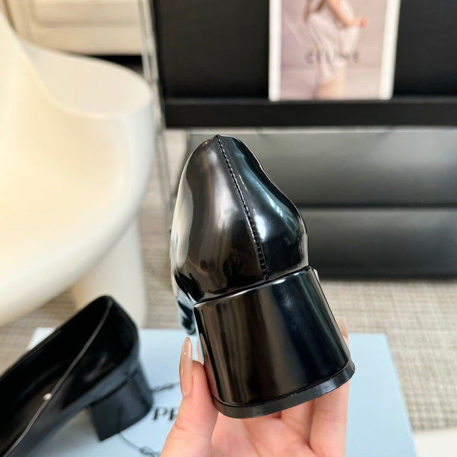 SQUARE TOE PUMPS IN BLACK GLOSSY CALFSKIN ATTACHED BOW