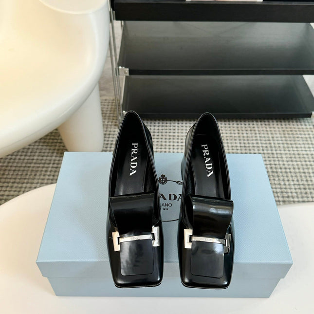 SQUARE TOE PUMPS IN BLACK GLOSSY CALFSKIN ATTACHED BOW