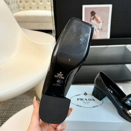 SQUARE TOE PUMPS IN BLACK GLOSSY CALFSKIN ATTACHED BOW