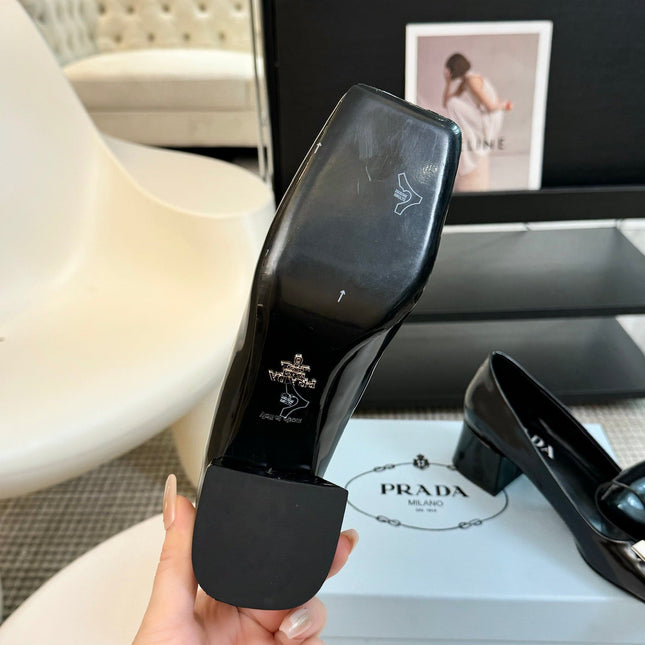 SQUARE TOE PUMPS IN BLACK GLOSSY CALFSKIN ATTACHED BOW