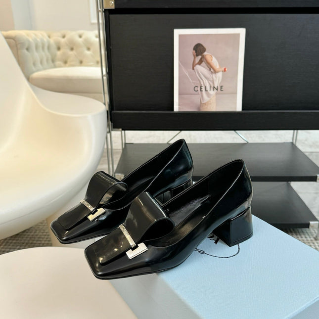 SQUARE TOE PUMPS IN BLACK GLOSSY CALFSKIN ATTACHED BOW