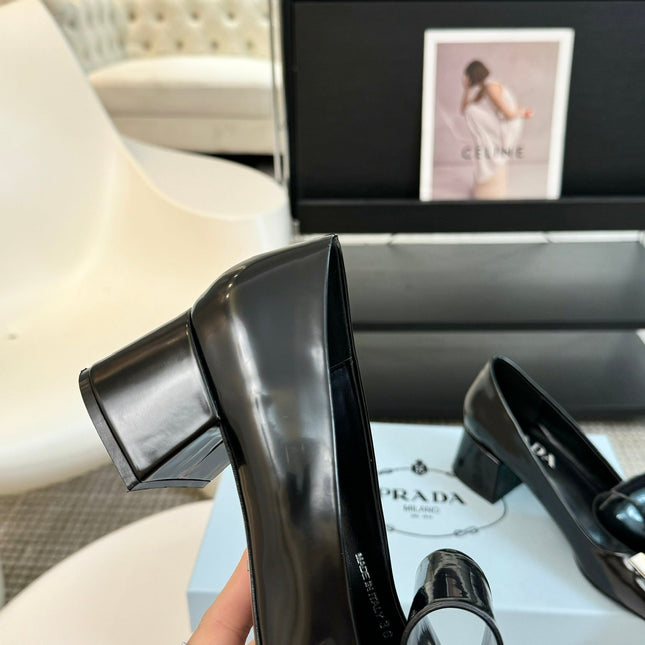 SQUARE TOE PUMPS IN BLACK GLOSSY CALFSKIN ATTACHED BOW