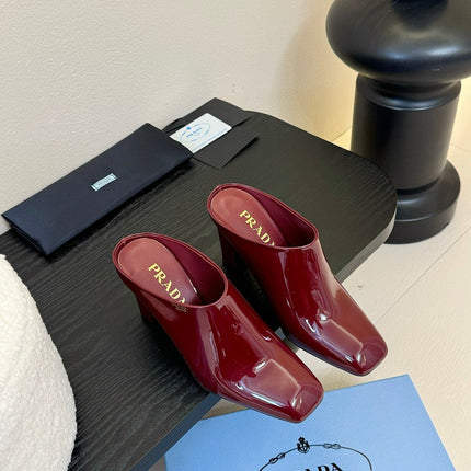 HIGH HEEL MULES WITH GOLD LETTERING LOGO IN SCARLET RED GLOSSY CALFSKIN