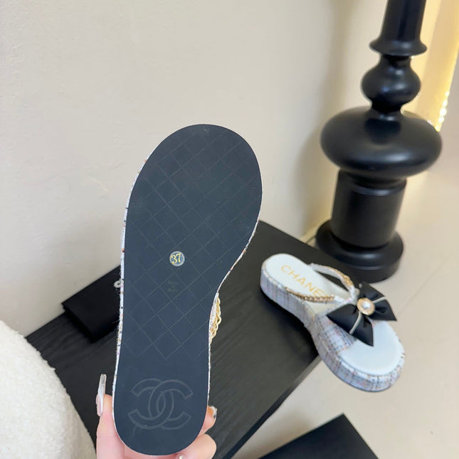 PLATFORM FLIP-FLOPS IN WHITE TWEED FABRIC