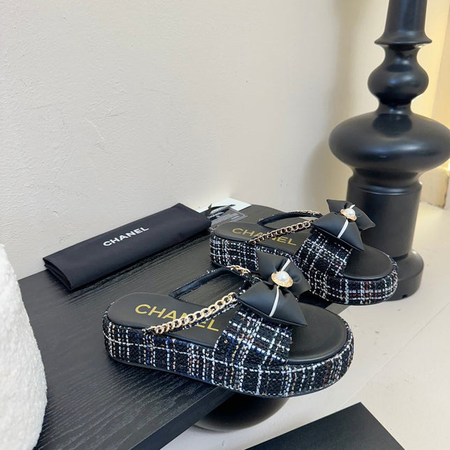 PLATFORM FLIP-FLOPS IN BLACK TWEED FABRIC