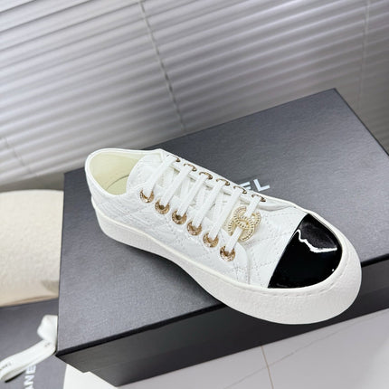CHANEL 25S TRAINERS WHITE AND BLACK 35MM IN CALFSKIN
