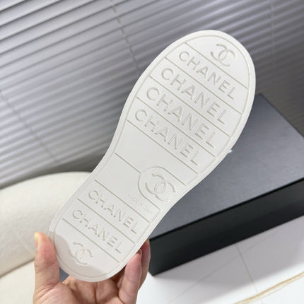 CHANEL 25S TRAINERS WHITE AND BLACK 35MM IN CALFSKIN