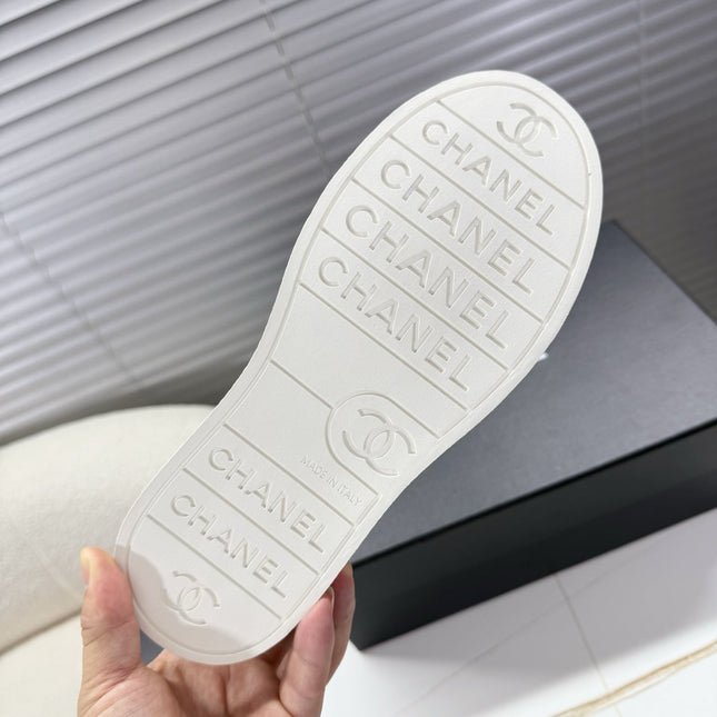 CHANEL 25S TRAINERS WHITE AND BLACK 35MM IN CALFSKIN