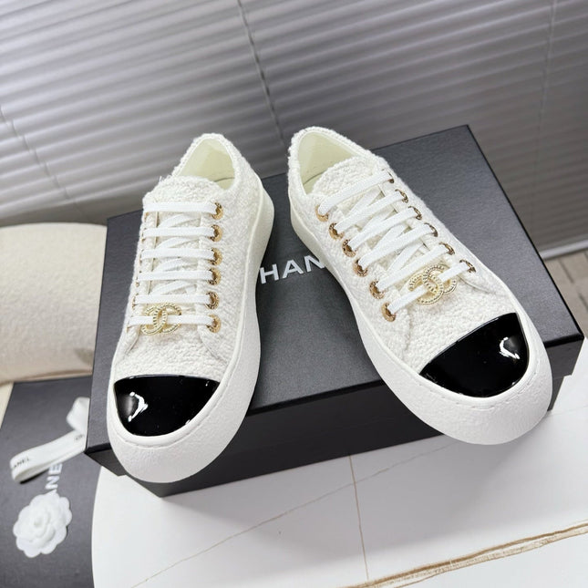 CHANEL 25S TRAINERS WHITE 35MM IN GLITTERED TWEED AND PATENT CALFSKIN