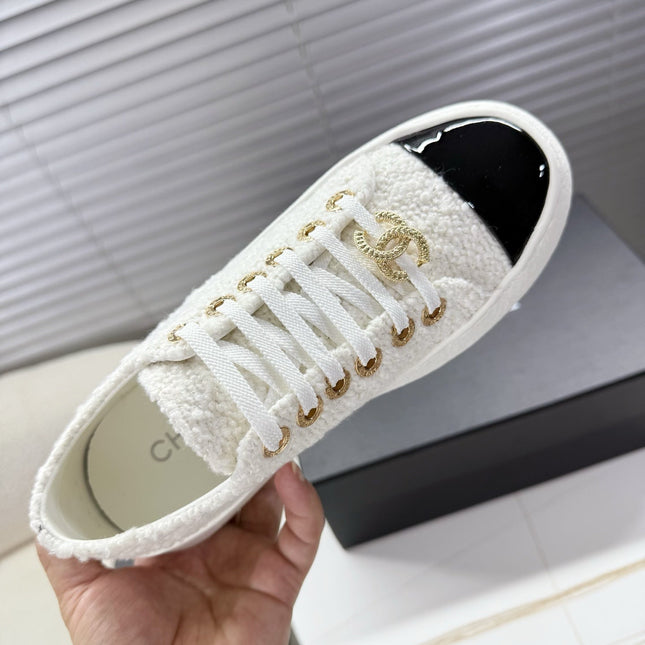 CHANEL 25S TRAINERS WHITE 35MM IN GLITTERED TWEED AND PATENT CALFSKIN