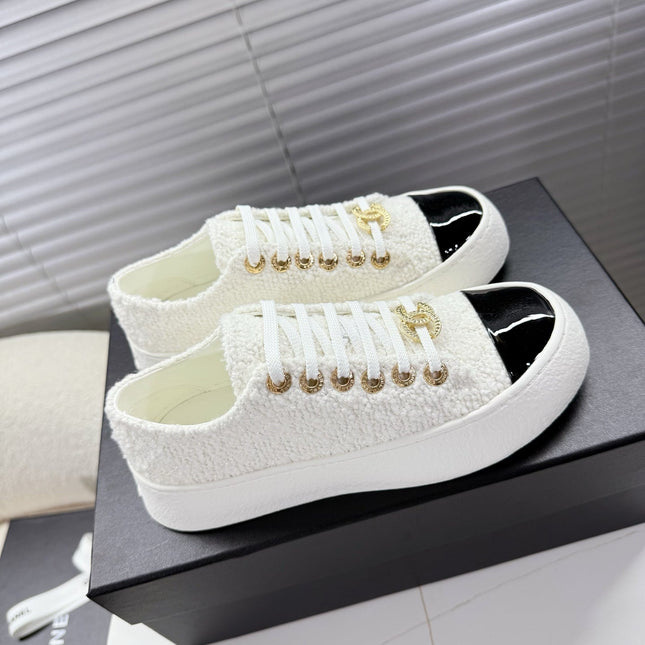 CHANEL 25S TRAINERS WHITE 35MM IN GLITTERED TWEED AND PATENT CALFSKIN