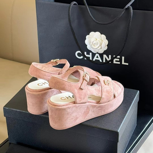 CC CLASSIC WEDGE SANDALS IN LIGHT PINK LAMBSKIN SUEDE