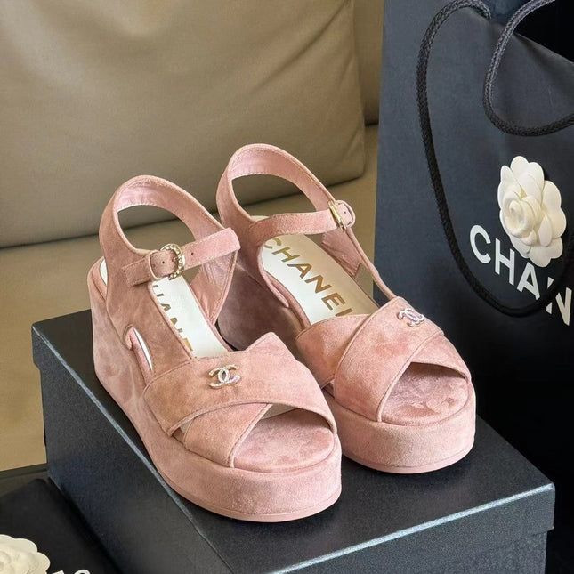 CC CLASSIC WEDGE SANDALS IN LIGHT PINK LAMBSKIN SUEDE
