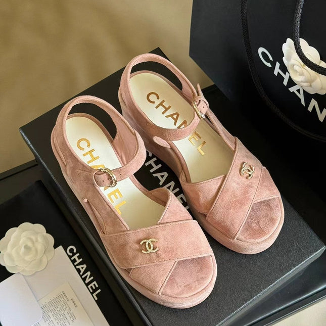 CC CLASSIC WEDGE SANDALS IN LIGHT PINK LAMBSKIN SUEDE