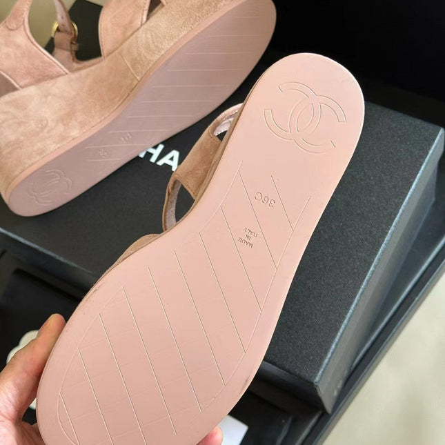 CC CLASSIC WEDGE SANDALS IN LIGHT PINK LAMBSKIN SUEDE