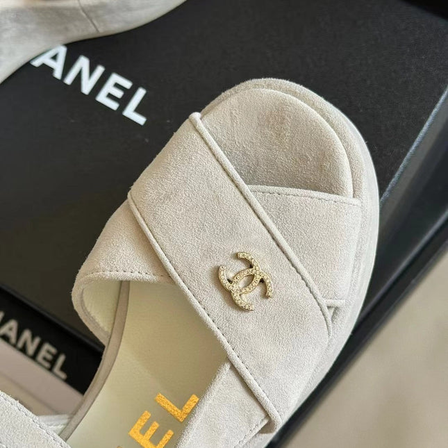 CC CLASSIC WEDGE SANDALS IN WHITE LAMBSKIN SUEDE