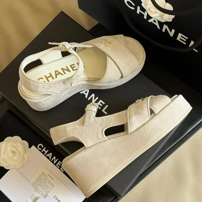 CC CLASSIC WEDGE SANDALS IN WHITE LAMBSKIN SUEDE