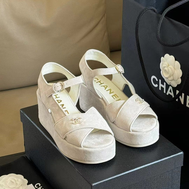 CC CLASSIC WEDGE SANDALS IN WHITE LAMBSKIN SUEDE