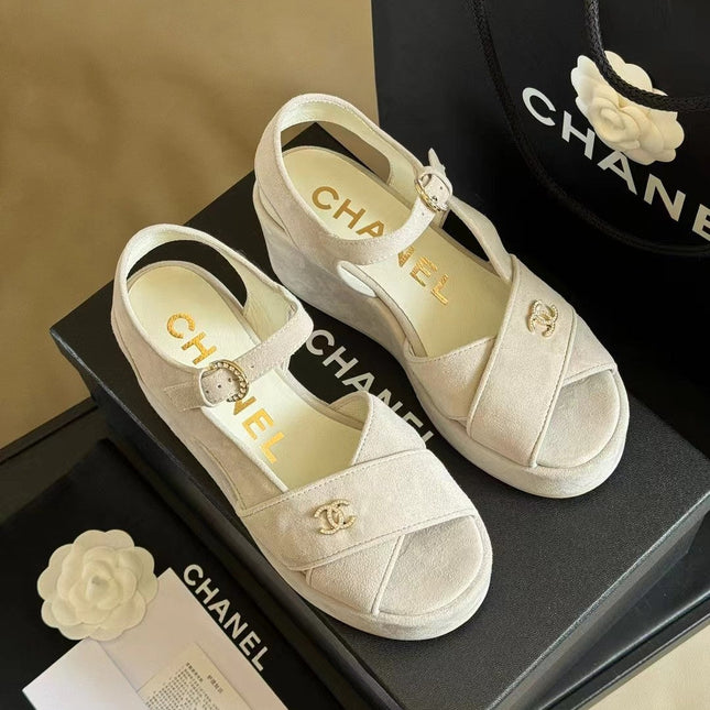 CC CLASSIC WEDGE SANDALS IN WHITE LAMBSKIN SUEDE