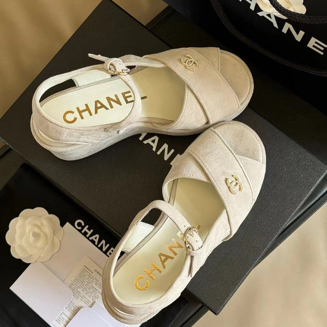 CC CLASSIC WEDGE SANDALS IN WHITE LAMBSKIN SUEDE