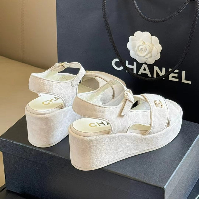 CC CLASSIC WEDGE SANDALS IN WHITE LAMBSKIN SUEDE