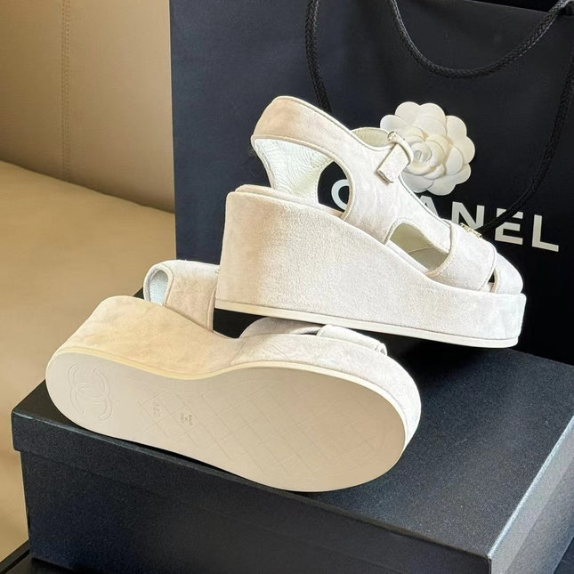 CC CLASSIC WEDGE SANDALS IN WHITE LAMBSKIN SUEDE