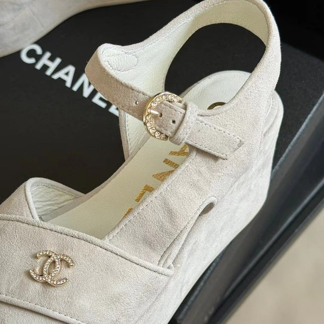 CC CLASSIC WEDGE SANDALS IN WHITE LAMBSKIN SUEDE