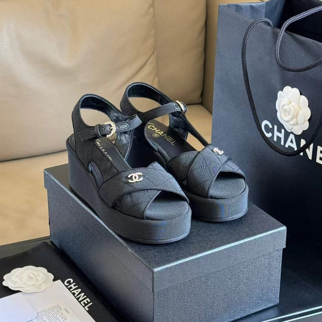 CC CLASSIC WEDGE SANDALS IN BLACK FABRIC
