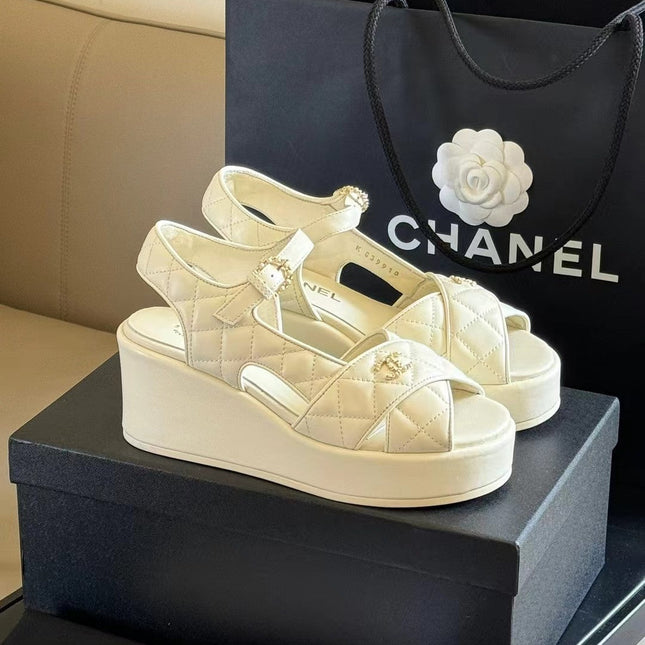 CC CLASSIC WEDGE SANDALS IN WHITE LAMBSKIN