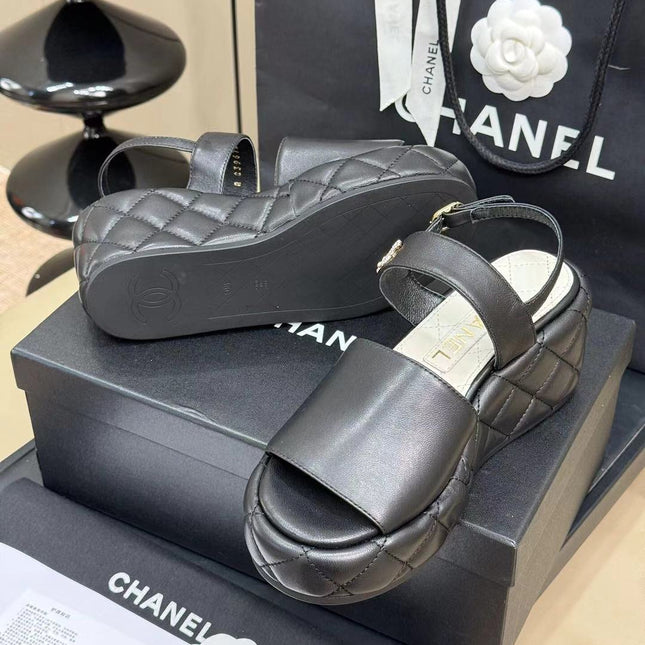 CC HIGH WEDGE SANDALS IN BLACK LAMBSKIN