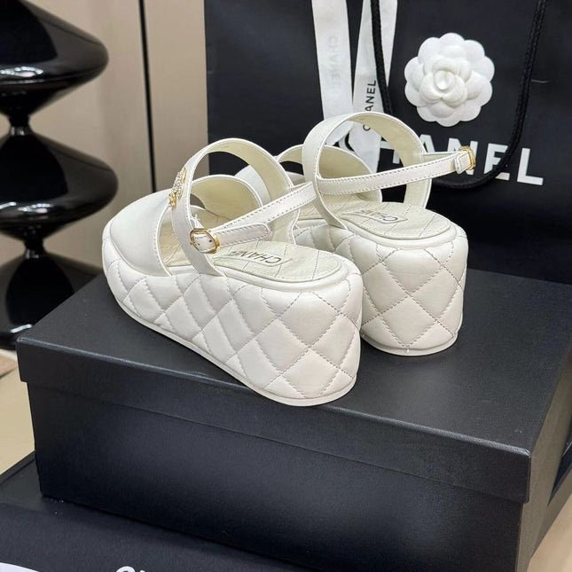 CC HIGH WEDGE SANDALS IN WHITE LAMBSKIN