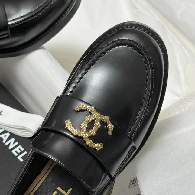CC LOAFER BLACK CALFSKIN WITH META LOGO