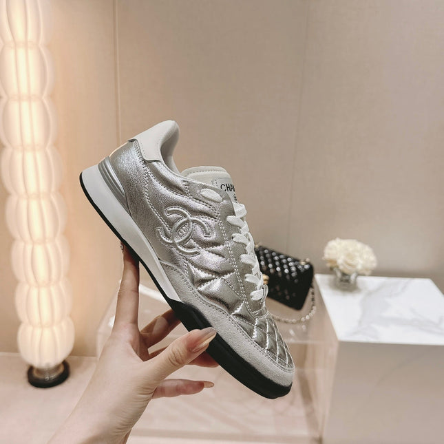 SNEAKERS IN GLOSSY SILVER LAMBSKIN