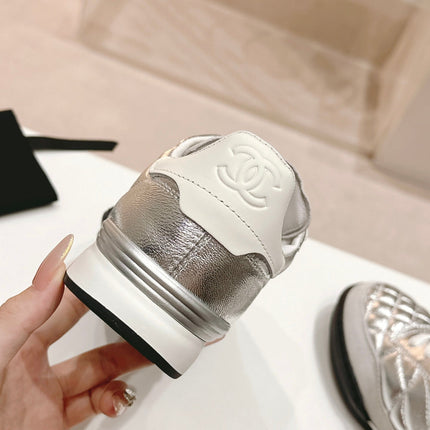 SNEAKERS IN GLOSSY SILVER LAMBSKIN