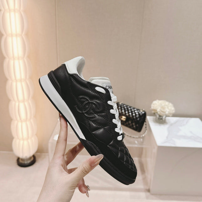 SNEAKERS IN GLOSSY BLACK LAMBSKIN