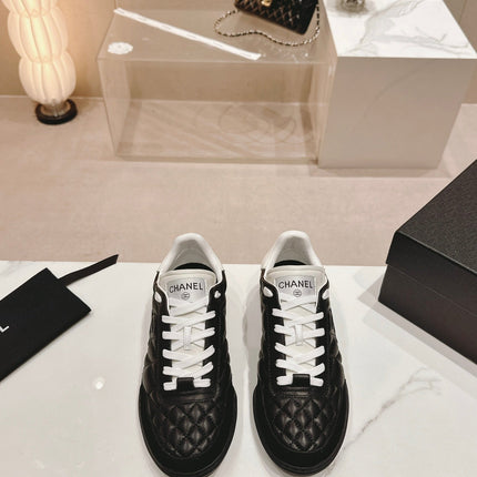 SNEAKERS IN GLOSSY BLACK LAMBSKIN