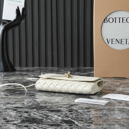 BOTTEGA VENETA 25S ANDIAMO POUCH 19 IN IVORY CALFSKIN GOLD HARDWARE